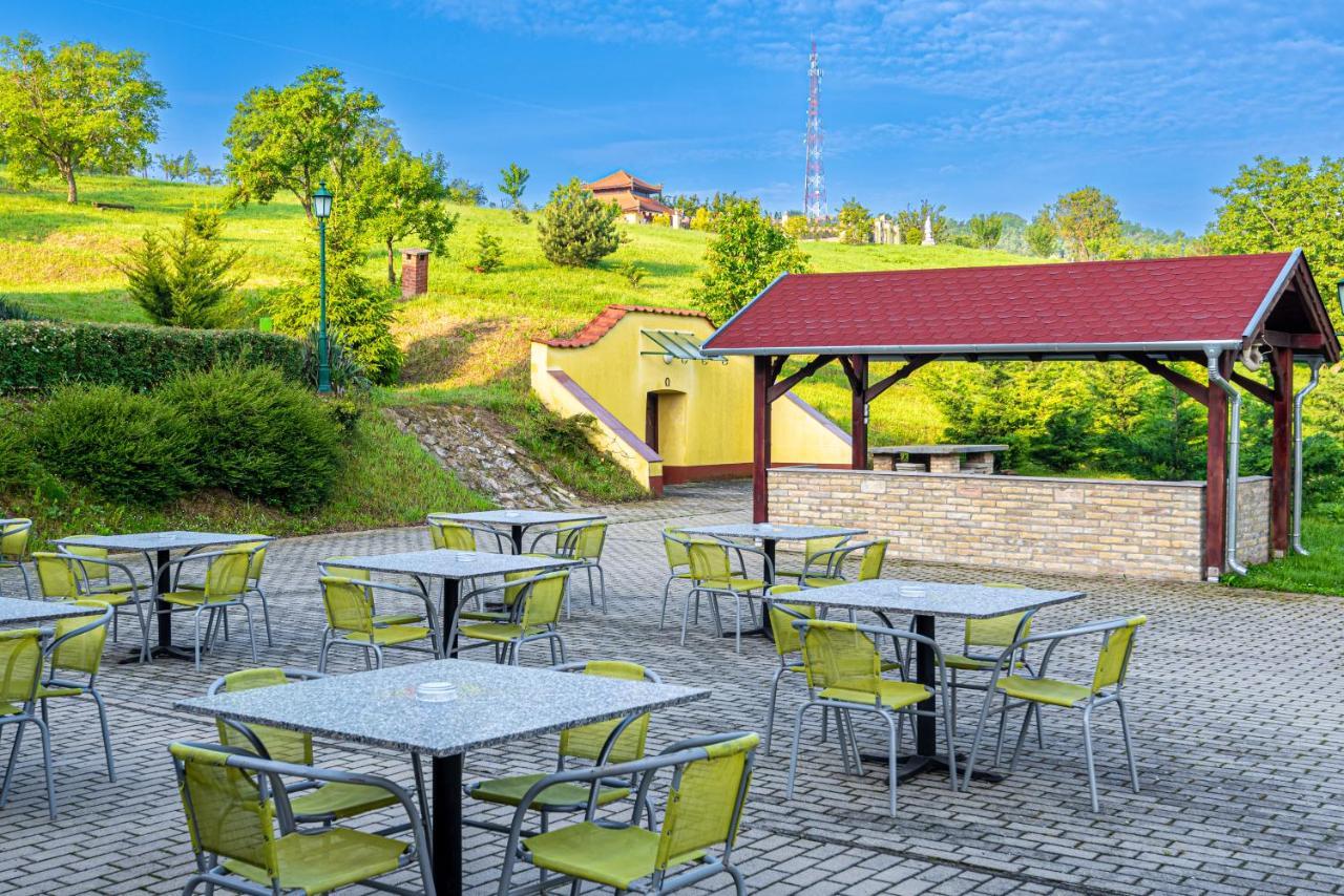 Fried Kastely Hotel Simontornya Bagian luar foto