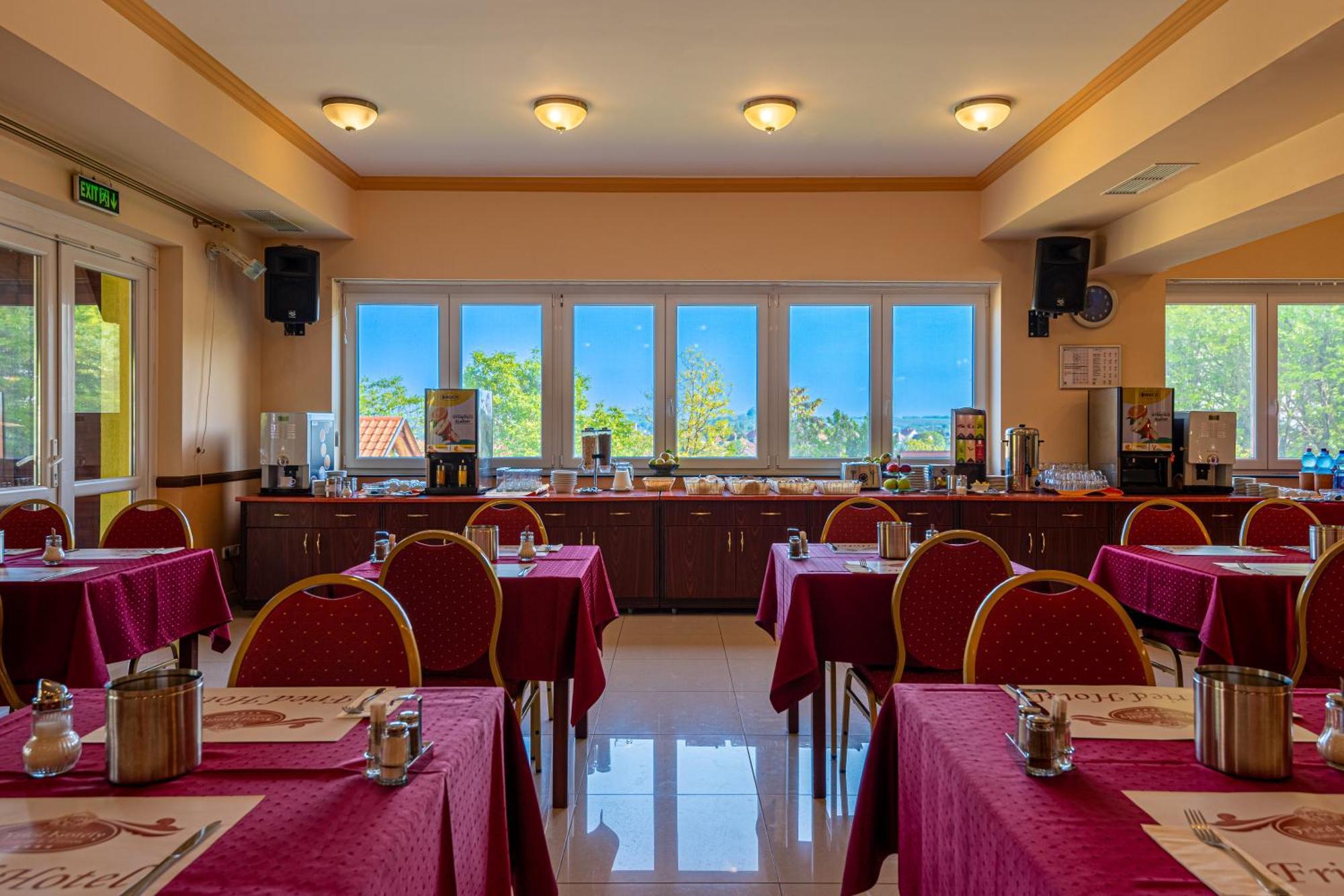 Fried Kastely Hotel Simontornya Bagian luar foto