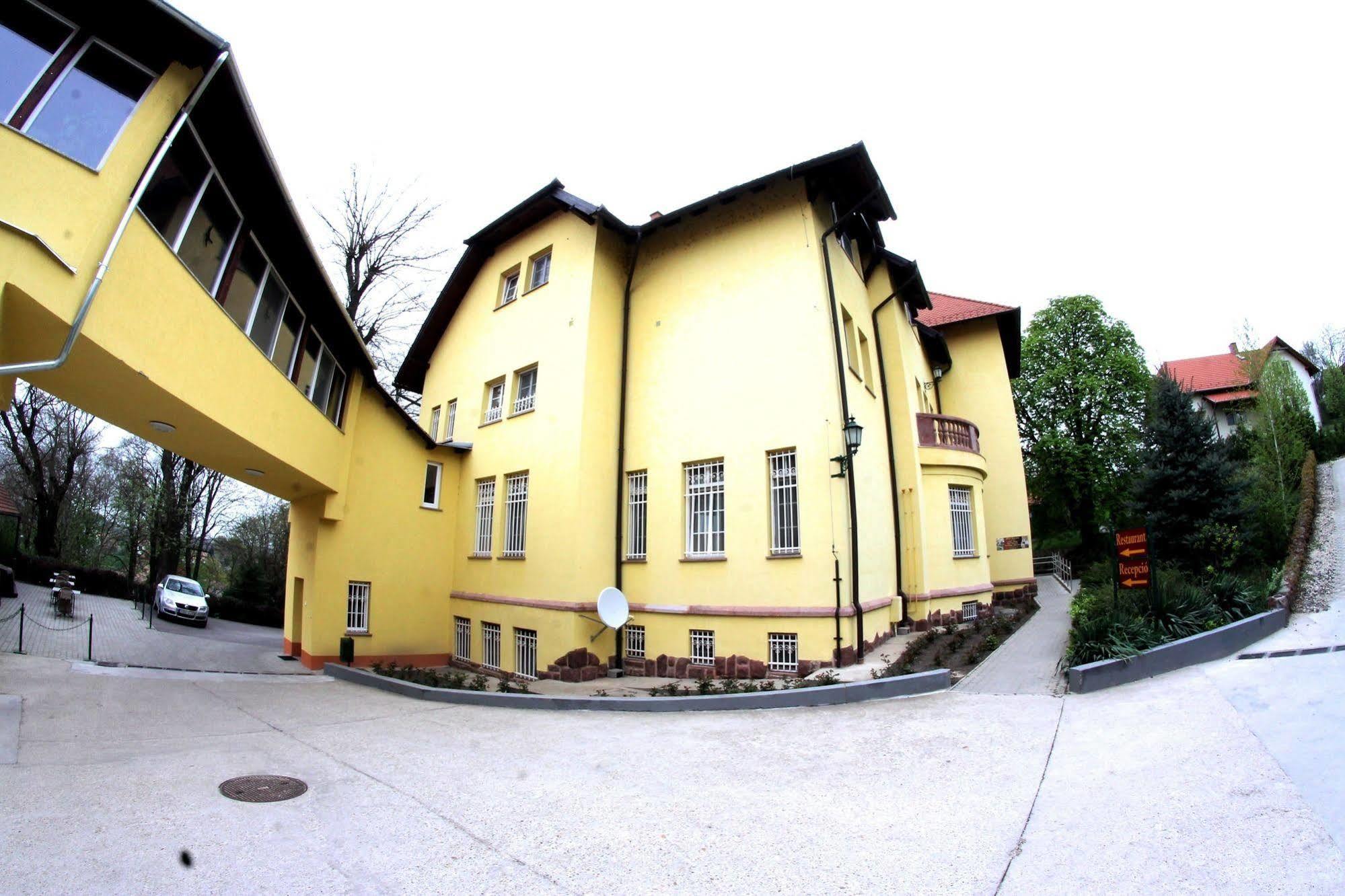 Fried Kastely Hotel Simontornya Bagian luar foto